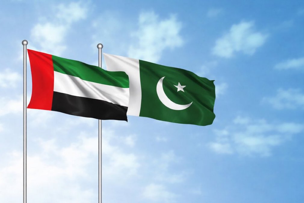 دبئی میں رہتے ہوئے 16 سال ہو گئے ہیں زندگی کہ کئی دکھ سکھ دیکھے بچے پیدہ ہوئے کبھی پروردگار نے کسی چیز کی کمی نہیں دی آج جب لوگ پروپگنڈا کر رہے ہیں تو جو سچ ہے کہنا چاہیے یہاں سے ضرور بھیج رہے ہیں بغیر کوئی سزا دیے ان لوگوں نے جن کو بار بار روکا گیا ویڈیو نا بنائی جائیں پھر بھی