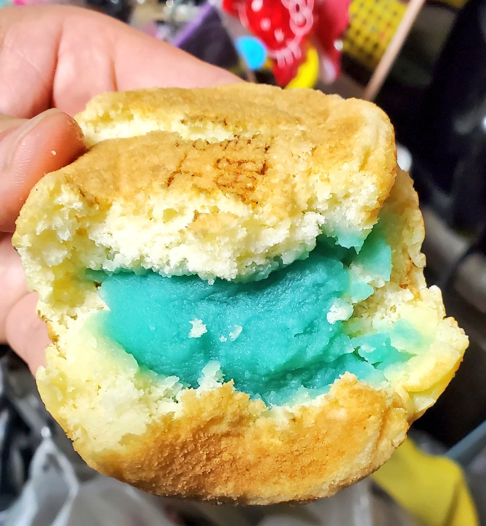 kabin_mathukou's tweet photo. 地元のお土産をご紹介～
ネジチョコ
チョコの美味しさはもちろんの事
実際にねじれてはめれます。
このネジチョコとクッキーを使って車や飛行機等が作れるキットもあります！
4枚目は全国でも名前が分かれる今川焼きや回転まんじゅうのラムネあんです。
苅田(かんだ)萬十さんで色んな味があります😊 https://t.co/HIxlRKwSOu