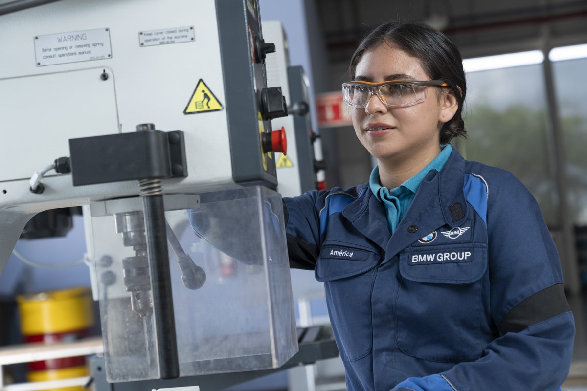ExpresSanLuis's tweet photo. #DePeso Conduciendo hacia el futuro: BMW Group San Luis Potosí acelera su compromiso sostenible | En 2025, la planta apoyó a más de 12,000 personas, incluyendo estudiantes que fortalecieron su formación profesional en áreas STEM y... https://t.co/aKOHYxWnHy https://t.co/y7xsZ1vtxB