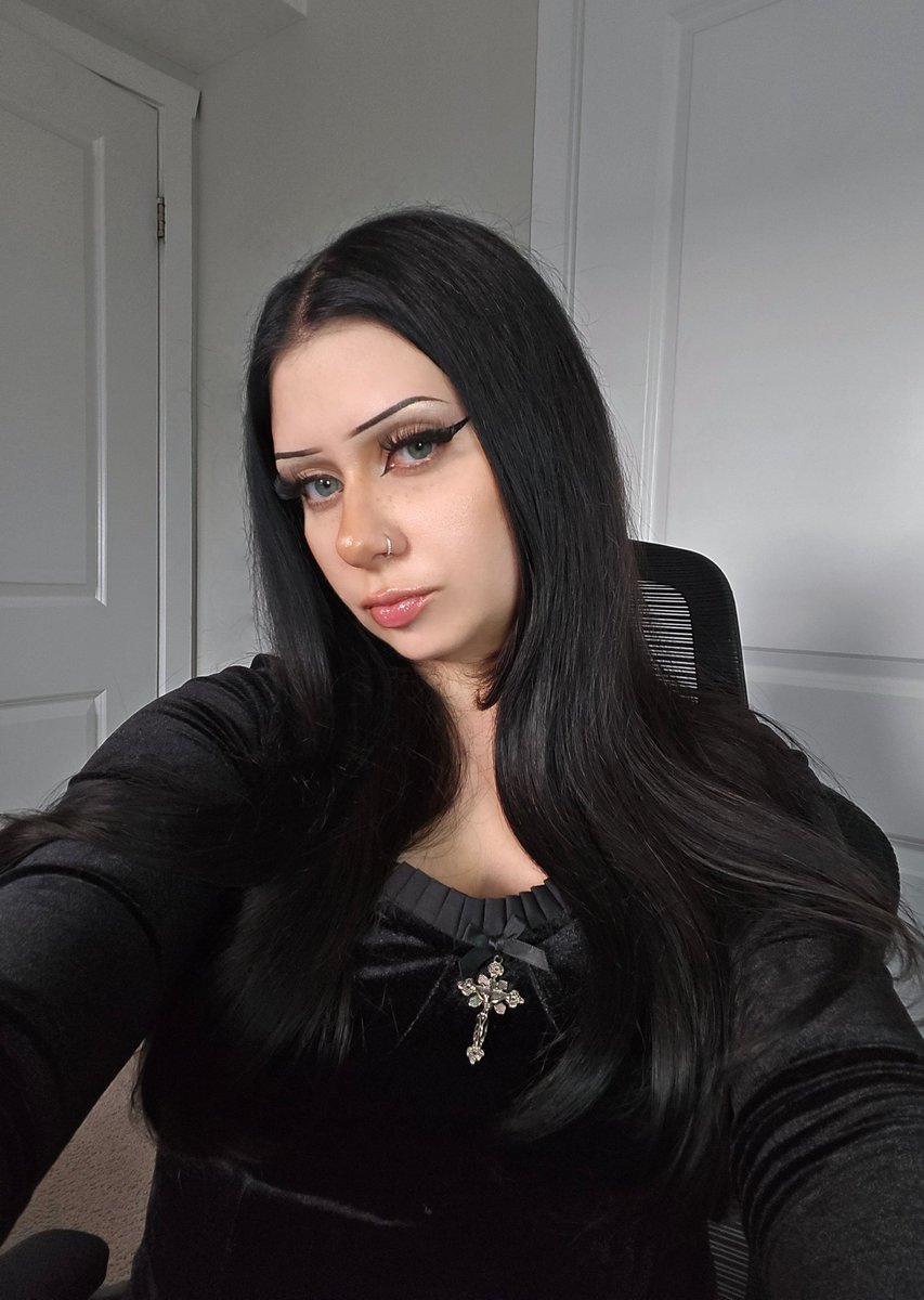 #goth mommy has entered the chat... say hii 🖤