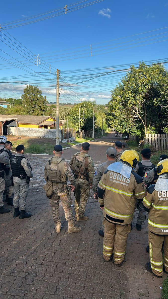 bopebmrs's tweet photo. O @bopebmrs já está em Cruz Alta. Nossos Operadores estão avaliando o local e, em conjunto com efetivo do CRPM AJ, Corpo de Bombeiros, SAMU e Exército Brasileiro, organizando o cenário para a Operação. https://t.co/Ezrqjs9C2q