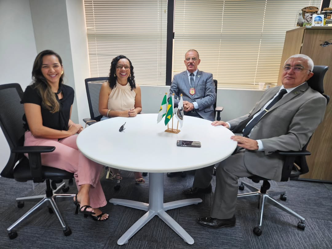 O titular da SESED, coronel Araújo, e o secretário adjunto, delegado Osmir Monte, receberam nesta manhã a visita da deputada estadual Divaneide Basílio. 

Na pauta, investimentos na segurança pública em bairros e comunidades de Natal e da Região Metropolitana.
