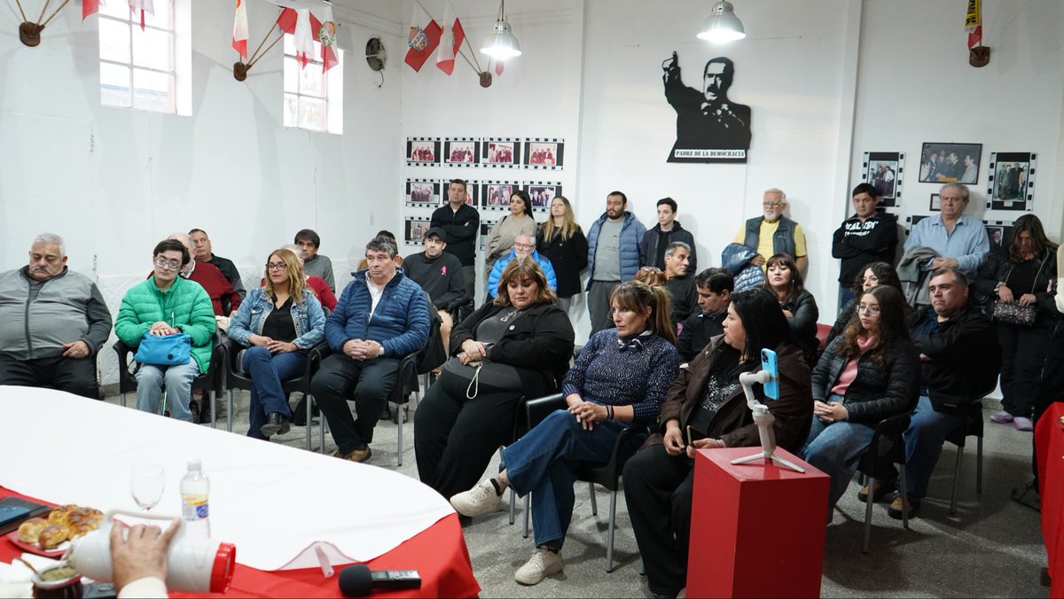 leonelchiarella's tweet photo. Encuentro UCR en Río Gallegos 🇮🇩

Nos encontramos con intendentes, dirigentes y vecinos para escuchar, compartir y sostener una forma de hacer política ¡Adelante radicales! https://t.co/rGET8uCDlr
