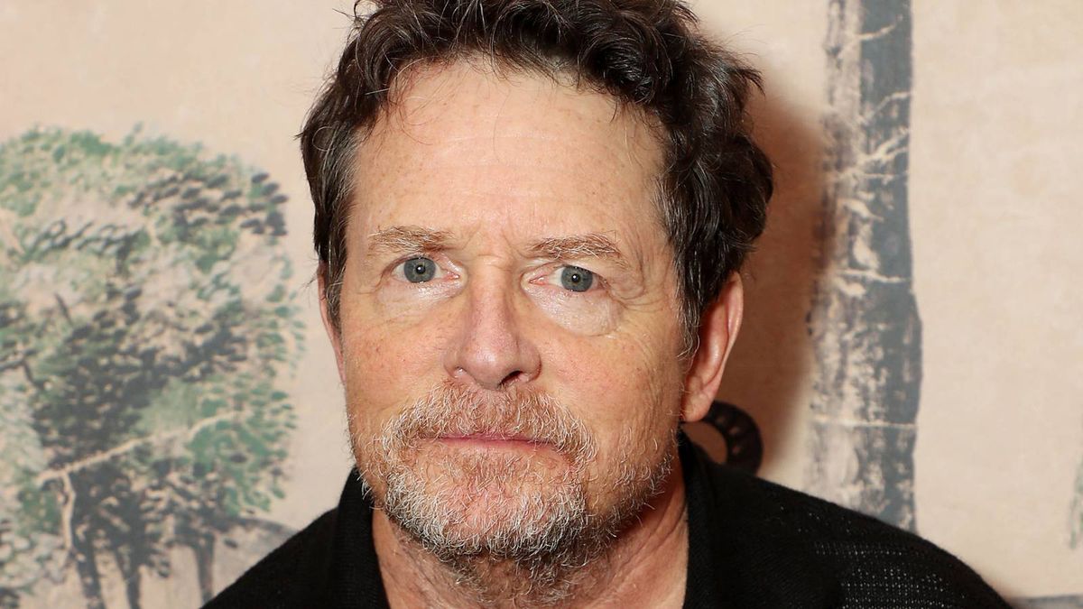 screenrant's tweet image. #MichaelJFox is thankfully still alive despite false rumors spreading online about his death.

The speculation began after #CNN mistakenly aired a video segment titled “Remembering the life of actor Michael J. Fox,” which saddened and panicked a large number of people. 

Read