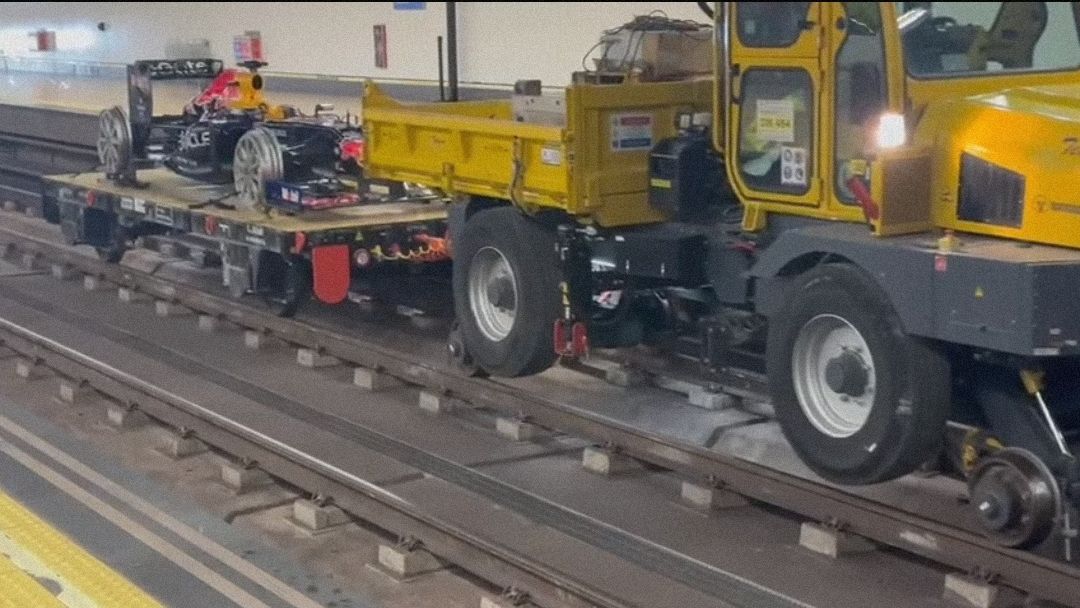 RevistaDeTrenes's tweet image. Se vienen cositas en el metro de Madrid 😏
.
#RedBull #MADRING #Formula1