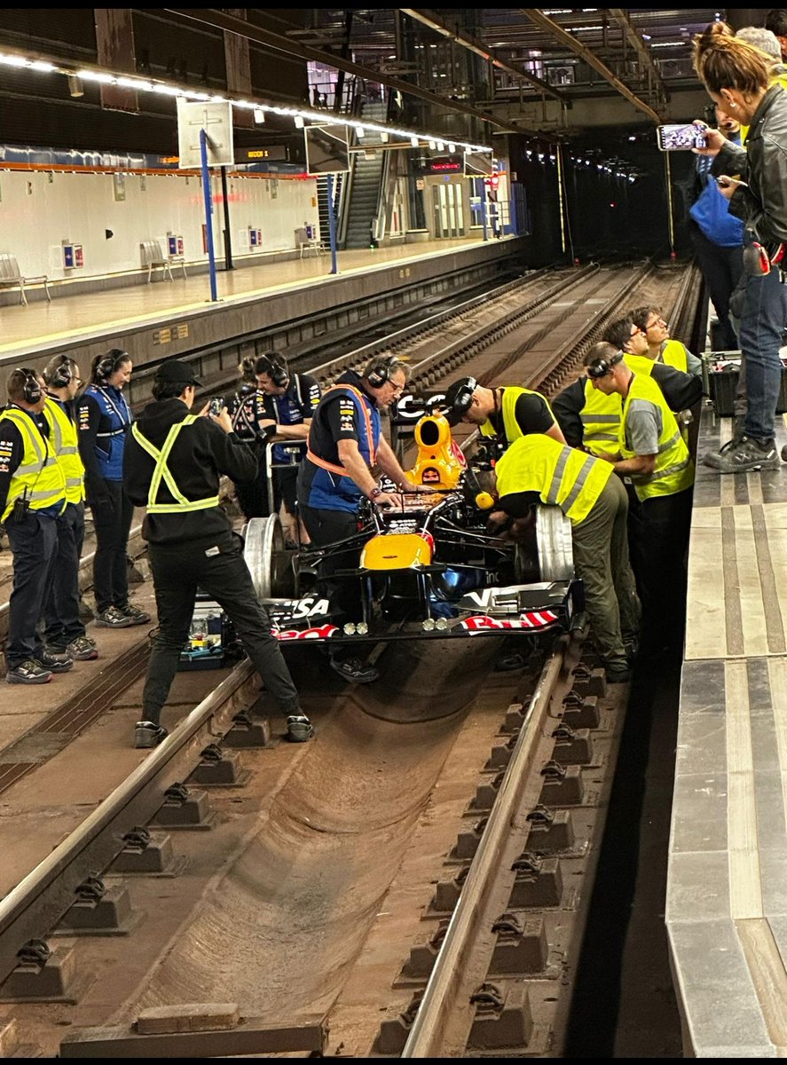 RevistaDeTrenes's tweet image. Se vienen cositas en el metro de Madrid 😏
.
#RedBull #MADRING #Formula1