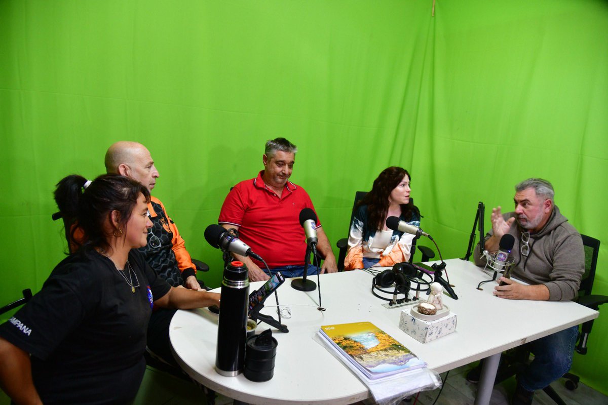 soleaalonso's tweet image. Junto a Joel Vallomy participamos del programa radial "Algo más que noticias" en @FmSimpleCampana donde hablamos de la realidad de las y los trabajadores, la coparticipación bonaerense, la actualidad de #Campana y la militancia política, entre otros temas. 

También conversamos