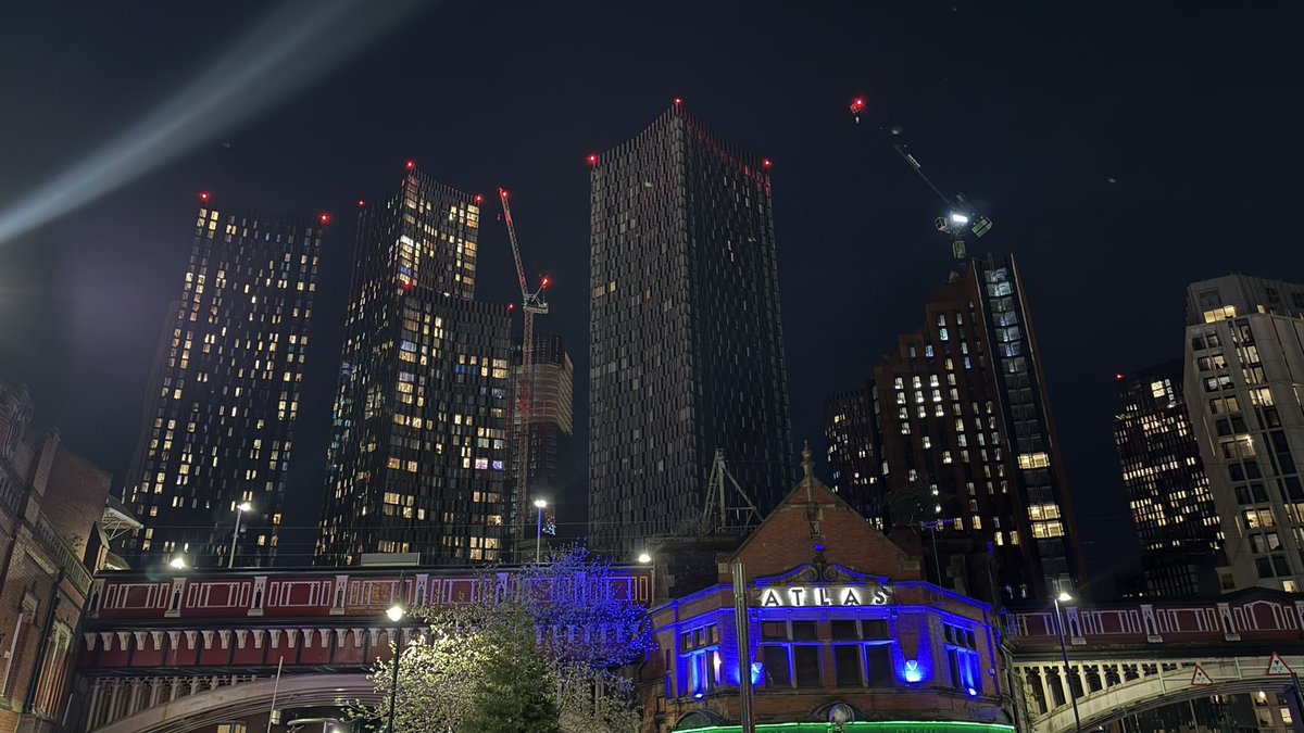 JonathSchofield's tweet image. Crazy stuff. There's something missing here. The missing thing is the lights in the West Tower of Deansgate Square in Manchester, where there are three hundred and fifty flats, or call them apartments if you will, and there's no electricity. There's no power. The lifts, are on a