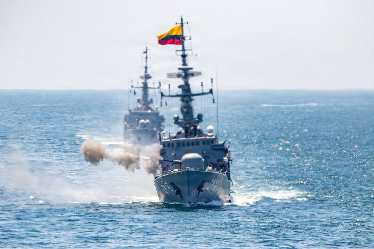 SA_Defensa's tweet photo. 📍#Ecuadorian EEZ (🇪🇨)

The @USNavy (🇺🇸) &amp; @armada_ecuador / @FuerzaAereaEc conducted joint operational exercises off the coast of Ecuador.

This included live-fire exercises by USS Gridley, BAE Manabí &amp; BAE Loja, and fighters from Nimitz. https://t.co/pWqEWvY8Or