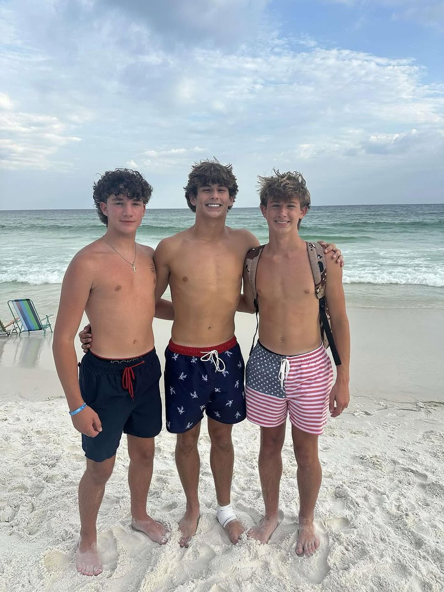 qxvom1's tweet photo. Just a bunch of superior frat dudes #ILBAB #MAGA https://t.co/UnqMbLLxVj