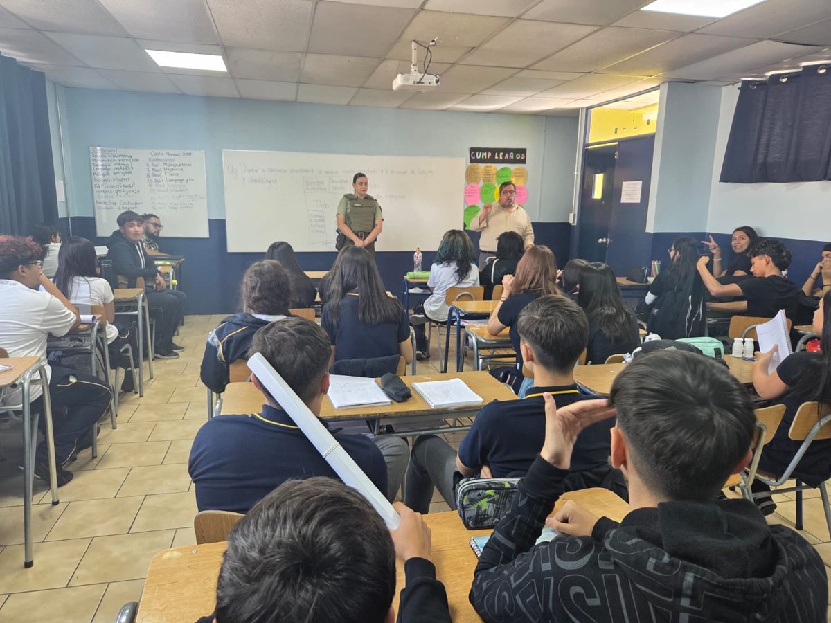 CarabPrefecSur's tweet photo. #SanMiguel: @CarabMicc de la 12ª Comisaría, realizó charla sobre Responsabilidad Penal Adolescente dirigida a los estudiantes de 3° y 4° medio del Colegio Chile, generar conciencia sobre las implicancias legales de sus actos.
#LaPrevencionEsNuestraEsencia #CarabinerosDeTodos https://t.co/zgMTL4m0wd