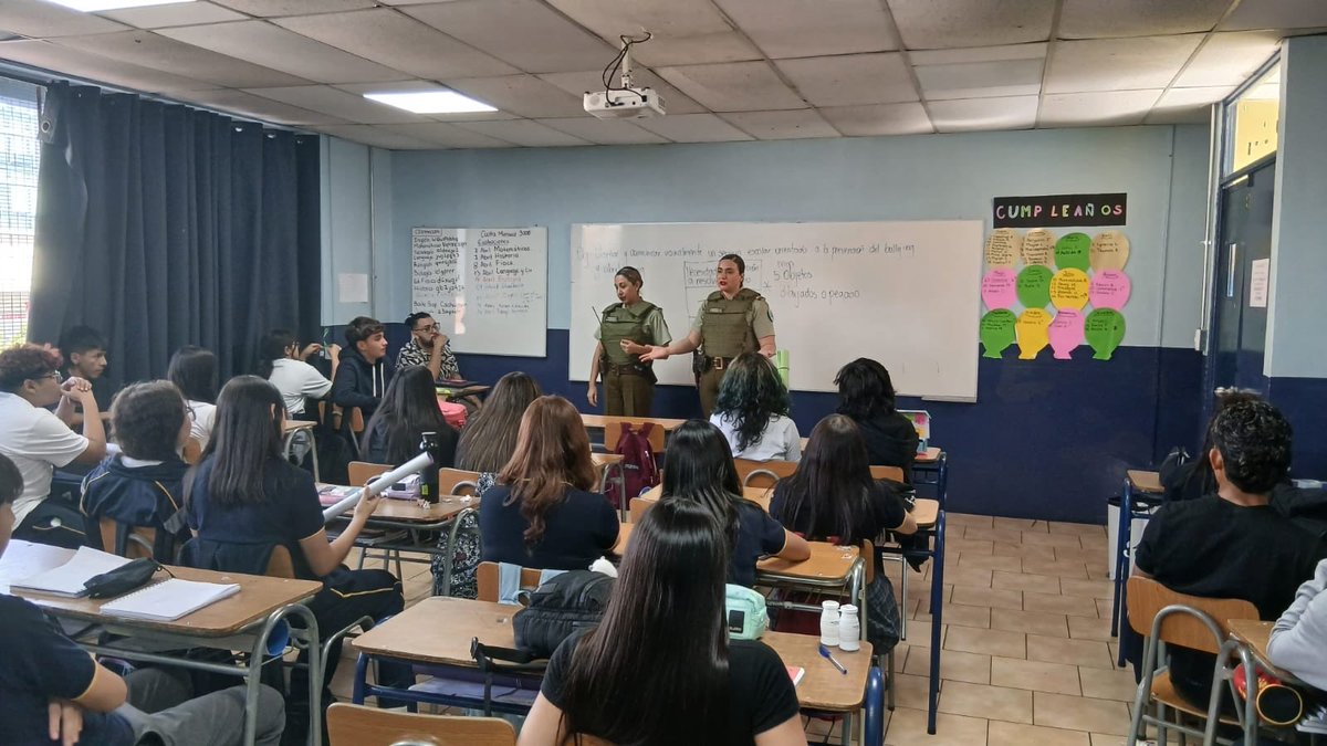 CarabPrefecSur's tweet photo. #SanMiguel: @CarabMicc de la 12ª Comisaría, realizó charla sobre Responsabilidad Penal Adolescente dirigida a los estudiantes de 3° y 4° medio del Colegio Chile, generar conciencia sobre las implicancias legales de sus actos.
#LaPrevencionEsNuestraEsencia #CarabinerosDeTodos https://t.co/zgMTL4m0wd