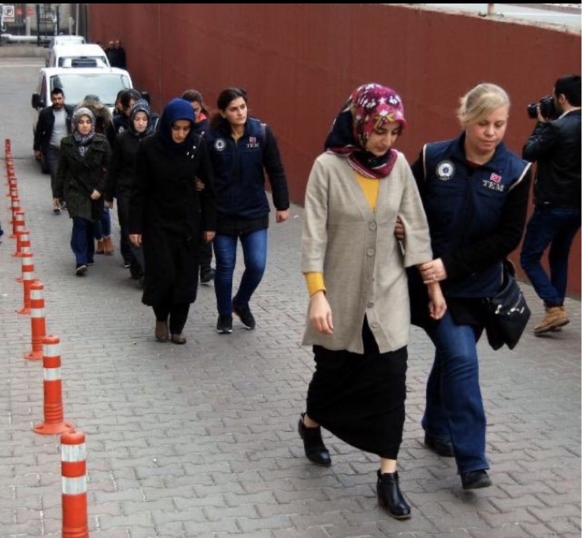 Vicdanını kaybetmiş bir Türkiye özetidir. Elbette ilahi gazap ile ya bir zalimin eliyle terbiye olacaklar ya da kahru perişan olacaklar.