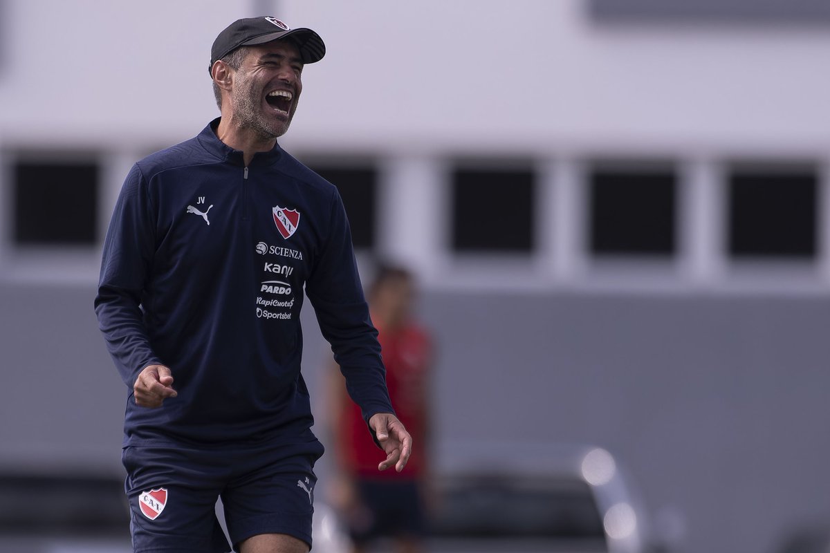 Si agarra Gimnasia lo voy a bancar y le deseare lo mejor de los éxitos. Yo no me olvido el plantel que tenia Independiente cuando agarró. La venta de Loyola y las futuras son todas de el. El único que se animó a jugar al fútbol. 

Exitos siempre Julio.