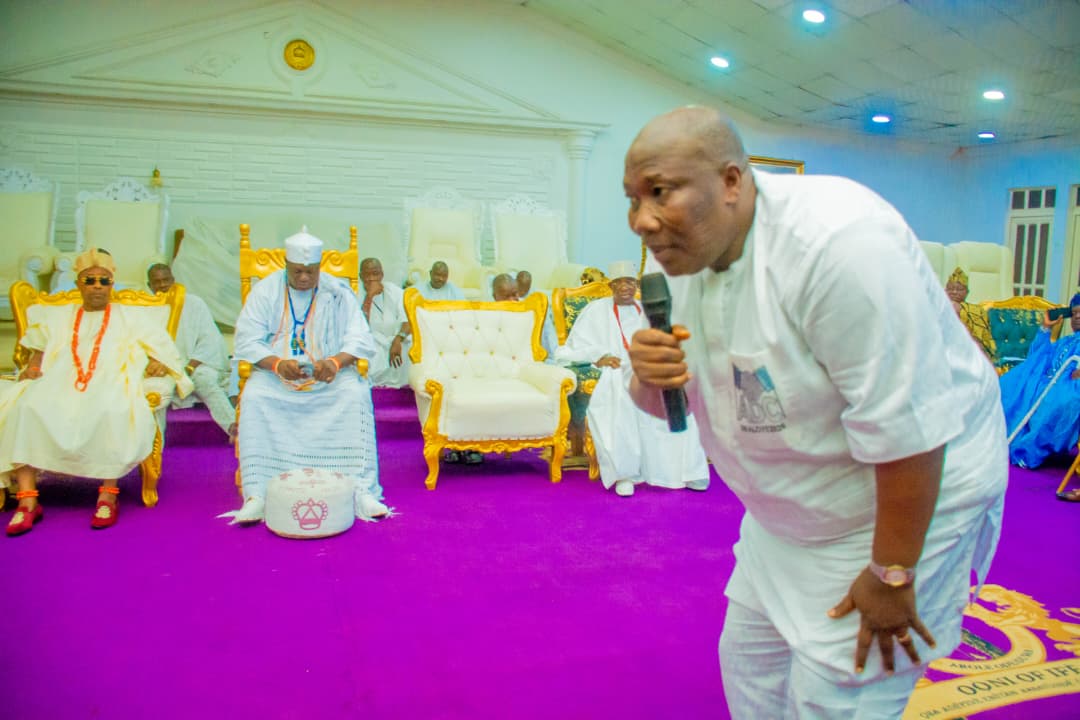Adefatai4's tweet photo. Dr Dr. Najeem Folasayo Salaam seeking royal blessing from Ooni of Ife. IWALOYE LOKAN https://t.co/V712AdRbNT