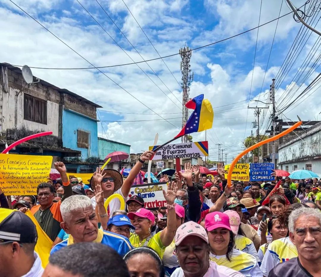 demysmartinez's tweet photo. Oficialismo se moviliza en #Tucupita en respaldo a políticas sociales y organización comunal (+video) https://t.co/CtV0FDxpsj https://t.co/vuerRddsrh