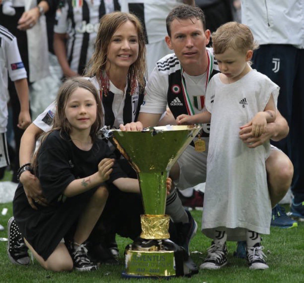 CalcioHEAT's tweet image. 🗣️🎙️ Stephan #Lichtsteiner a @Gazzetta_it :

"En la Juventus ganas 5 títulos de liga y no es suficiente, quieren el sexto, desde los aficionados hasta el club. Por eso no todo el mundo logra imponerse: entiendes qué diferencia a un jugador normal de un campeón. Son los trofeos