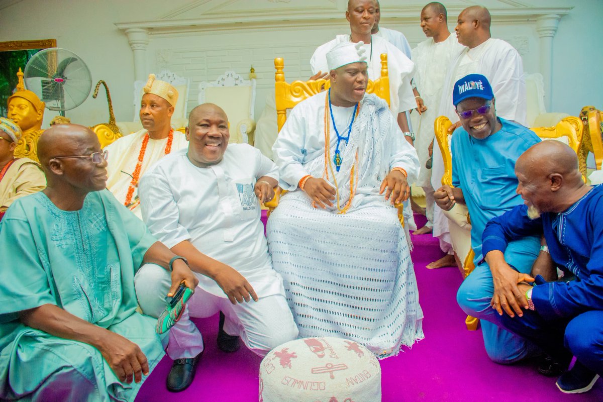Adefatai4's tweet photo. Dr Dr. Najeem Folasayo Salaam seeking royal blessing from Ooni of Ife. IWALOYE LOKAN https://t.co/V712AdRbNT