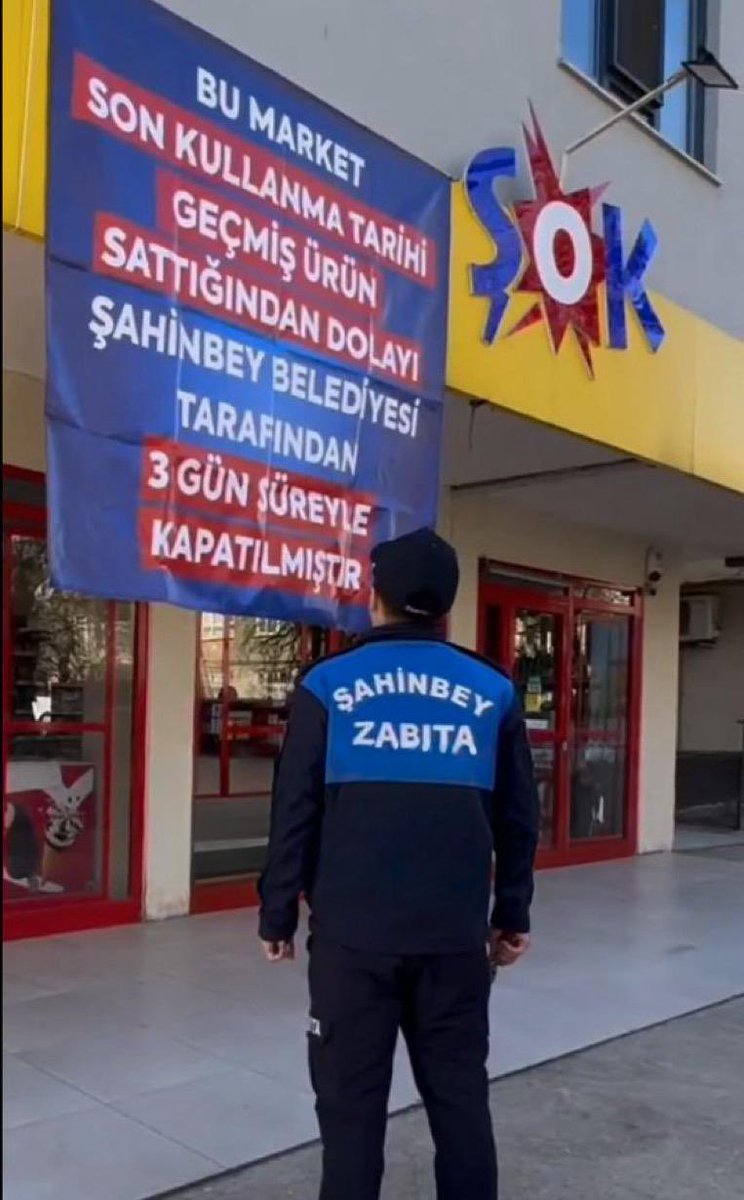 Ticaret Bakanlığımızın açıkladığı veriler, üreticiden çıkan ürün ile vatandaşımıza ulaşan fiyat arasında kabul edilemez farklar olduğunu açıkça ortaya koymaktadır.

Bu tablo, sahadaki denetim çalışmalarımızın ne kadar yerinde olduğunu teyit ediyor.

İlçemizde gerçekleştirdiğimiz