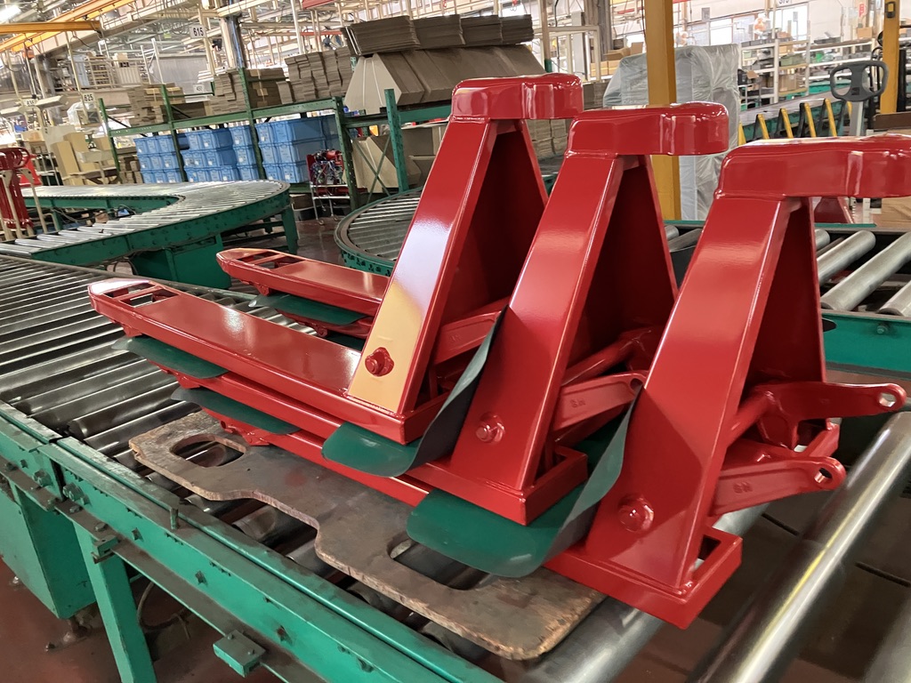 ノコギリ屋根に陽が昇る。 tweet media