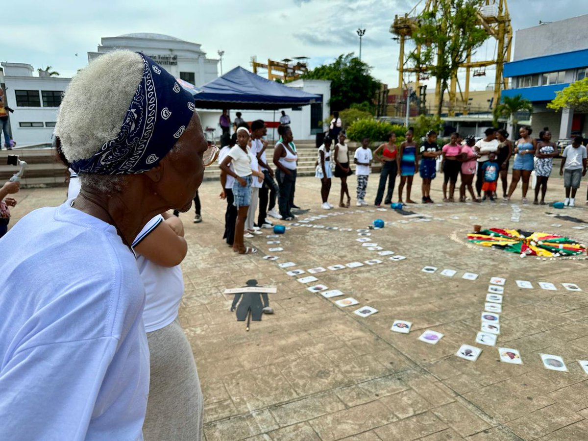 RadNalCo's tweet image. #MiPaís | La Emisora de Paz de Buenaventura 104.9 FM acompañó la Minga de la Memoria en la ciudad, en el marco del Día de la Memoria y la Solidaridad con las Víctimas. Su presencia se sumó a este espacio de encuentro, donde la comunidad se reunió para recordar y honrar a quienes
