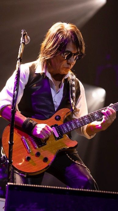 B'zにおんぶにダッコ tweet media