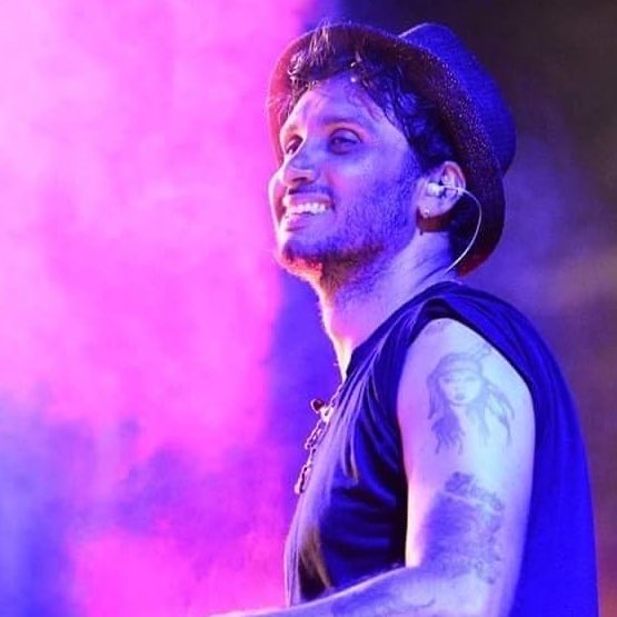 “Mi aspetto di sconfiggere tutte le mie paure
di vivere vivendo senza mai mezze misure.”

Un’infinità di auguri al sole più sole che esista.
Alle tue canzoni che rendono questa vita un’emozione continua.
Tantissimi auguri, Fabri! 🍷🥂🍾 #FabrizioMoro #9Aprile