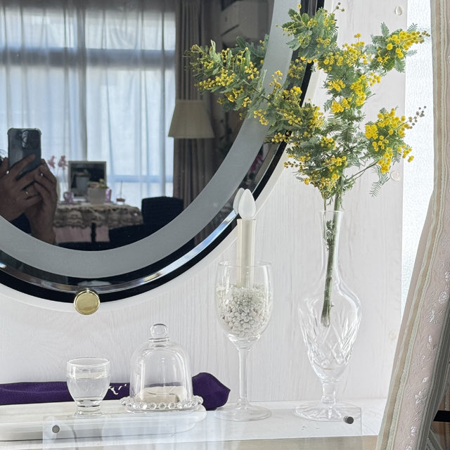 インテリア仏壇「鏡壇ミラリエ」「鏡壇ミロワ」に今日（4/9）の誕生花の「アカシア（ミモザ）」 を飾ってみました。

#ミラリエ
#ミロワ
#グレイスプレイス
#花のある暮らし
#仏壇
#SGI仏壇
#創価学会仏壇
#壁掛仏壇
#インテリア仏壇
#ミラー