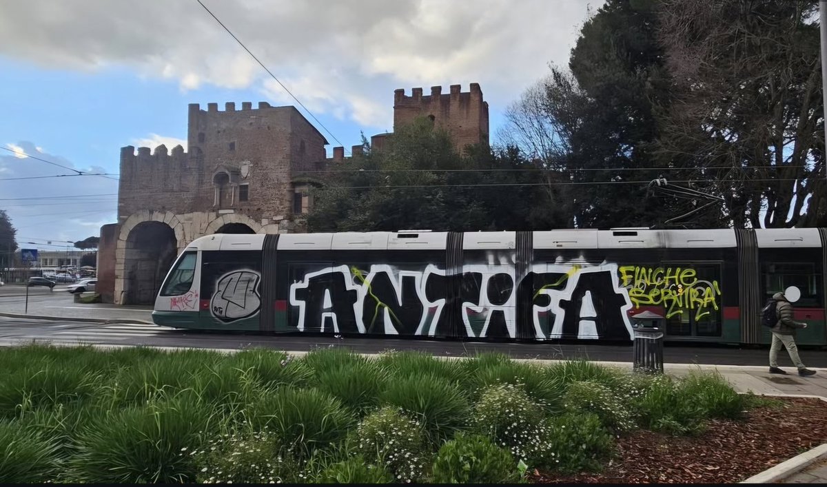 _danslarue_'s tweet photo. ANTIFA
Finché servirà

Una traccia lasciata da qualcuno su un tram parcheggiato a porta San Paolo, luogo simbolo della Resistenza romana.

Sei lettere che contengono la possibilità di un mondo diverso. Scritte ovunque, inesorabilmente, su ogni superficie possibile, finché servirà https://t.co/B8yAkeNb4B