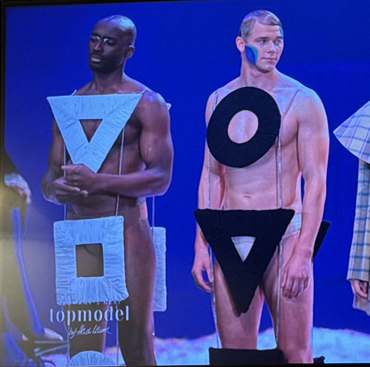 xgrenzenlos's tweet photo. niemand: 

playstation controller erfinder: 
#gntm https://t.co/9L6MjdPz4q