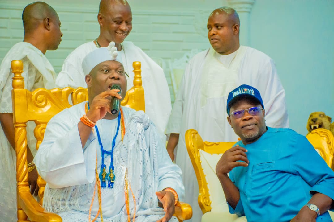 Adefatai4's tweet photo. Dr Dr. Najeem Folasayo Salaam seeking royal blessing from Ooni of Ife. IWALOYE LOKAN https://t.co/V712AdRbNT