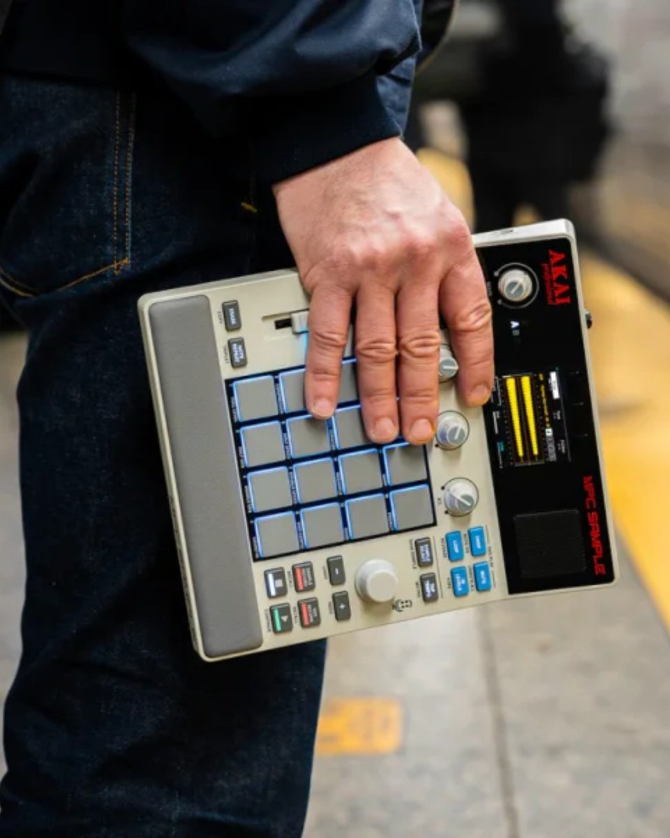 ChicagoMusicEx's tweet image. bit.ly/4mRtNbJ | No laptop. No excuses. Just beats. 👀 The new @Akai_Pro MPC Sample is a fully standalone sampler + sequencer with classic MPC workflow baked in. Built-in speaker, battery power, 100+ kits! Pre-order now! #CME #AkaiProfessional #Akai #Sampler
