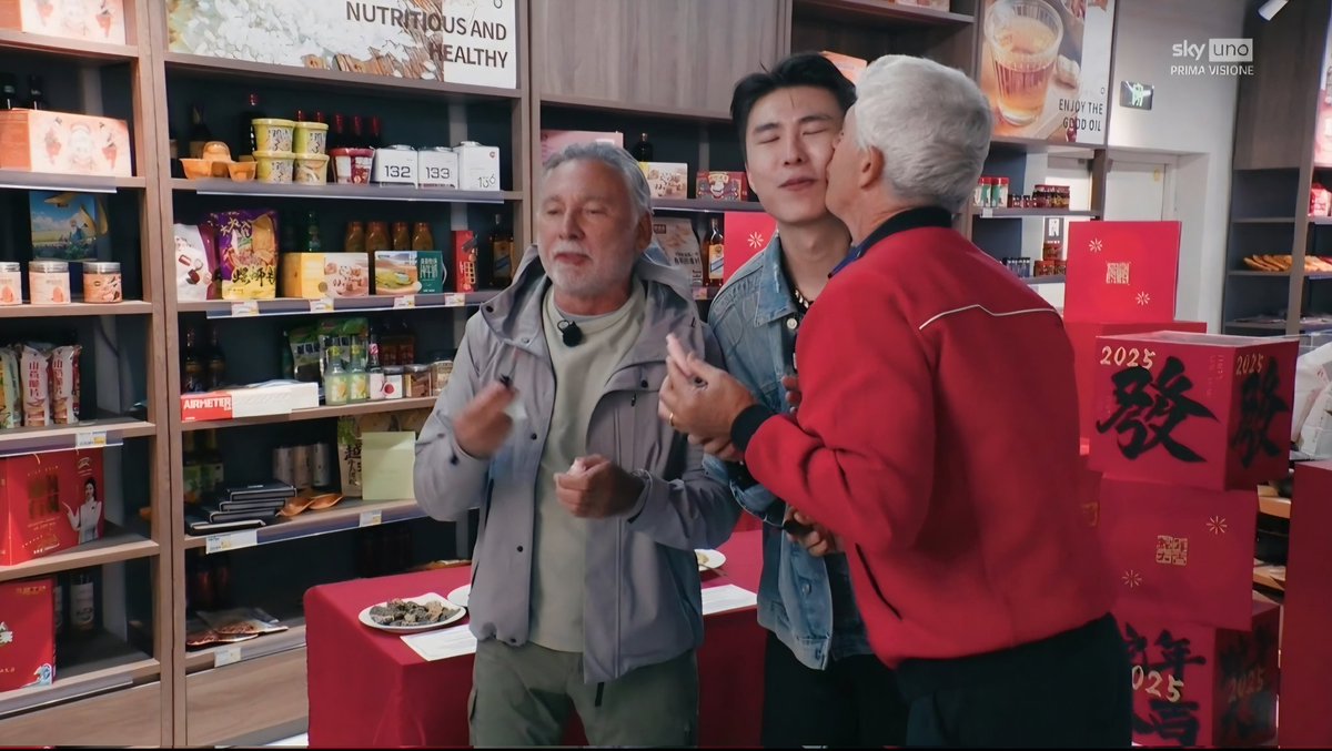 SonoSoter's tweet photo. Napoletani che vendono cose ai Cinesi, menomale che non hanno venduto anche il Cinese 💀 (NON SONO REALI)
#pechinoexpress https://t.co/FHmSAGjdCN