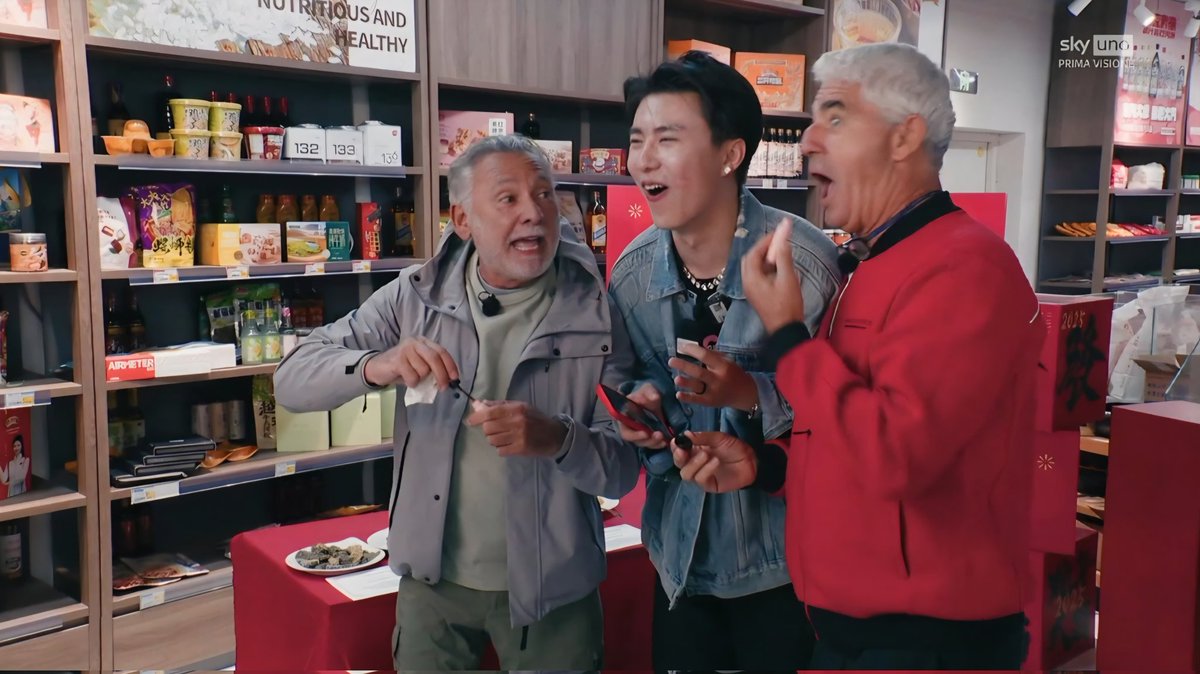 SonoSoter's tweet photo. Napoletani che vendono cose ai Cinesi, menomale che non hanno venduto anche il Cinese 💀 (NON SONO REALI)
#pechinoexpress https://t.co/FHmSAGjdCN