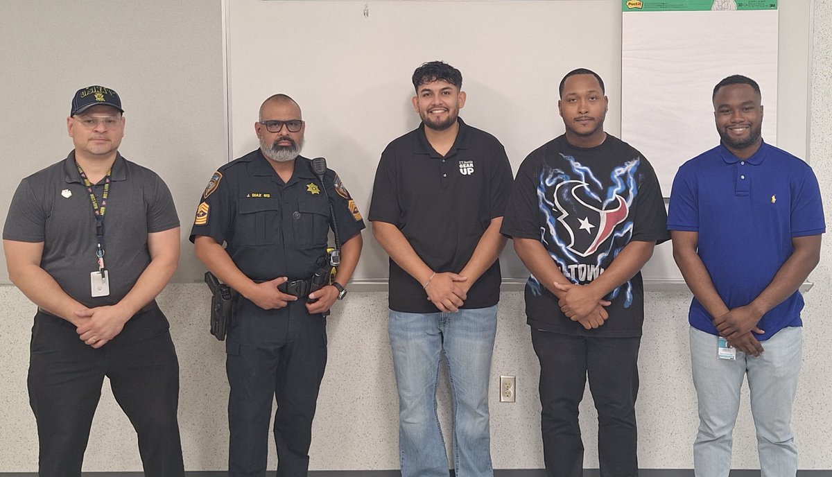 BC_Cultivator's tweet photo. The Jaguar Den concluded its final meeting today with speakers, activities, and lunch! Special thanks to the East Aldine District and Gear Up for partnering with our mentors. #CTE
#AldineConnected
@AldineISD
 @AldineDistrict
#JaguarPride #YouBelongHere https://t.co/HhF3fH6vuK