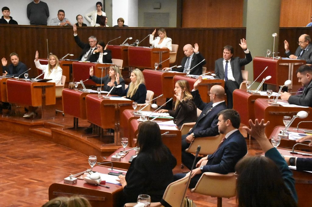 gustamenna's tweet photo. NO MÁS CELULARES PARA EXTORSIONAR Y ESTAFAR DESDE LAS CÁRCELES DE CHUBUT

La @LegisdelChubut aprobó con muy amplio acompañamiento el proyecto de ley para prohibir el uso de celulares por parte de los presos en las cárceles de Chubut y evitar así la proliferación de estafas y extorsiones de todo tipo que se han producido por parte de personas privadas de su libertad contra ciudadanos, con graves consecuencias. 

El proyecto, presentado por el Poder Ejecutivo, busca cuidar a todos los chubutenses y es una respuesta concreta a una preocupación real de la sociedad. 

No les quita a los detenidos su derecho a comunicarse, pero con sistemas controlados desde las instituciones carcelarias. 

Las reuniones informativas de Comisiones que se realizaron en las últimas semanas, con amplia participación, fueron una herramienta fundamental para que el proyecto recibiera aportes, como lo hicieron también los ciudadanos a través del espacio habilitado especialmente para ello en la página web de la Legislatura. 

Es fundamental seguir generando normas para garantizar la seguridad pública.