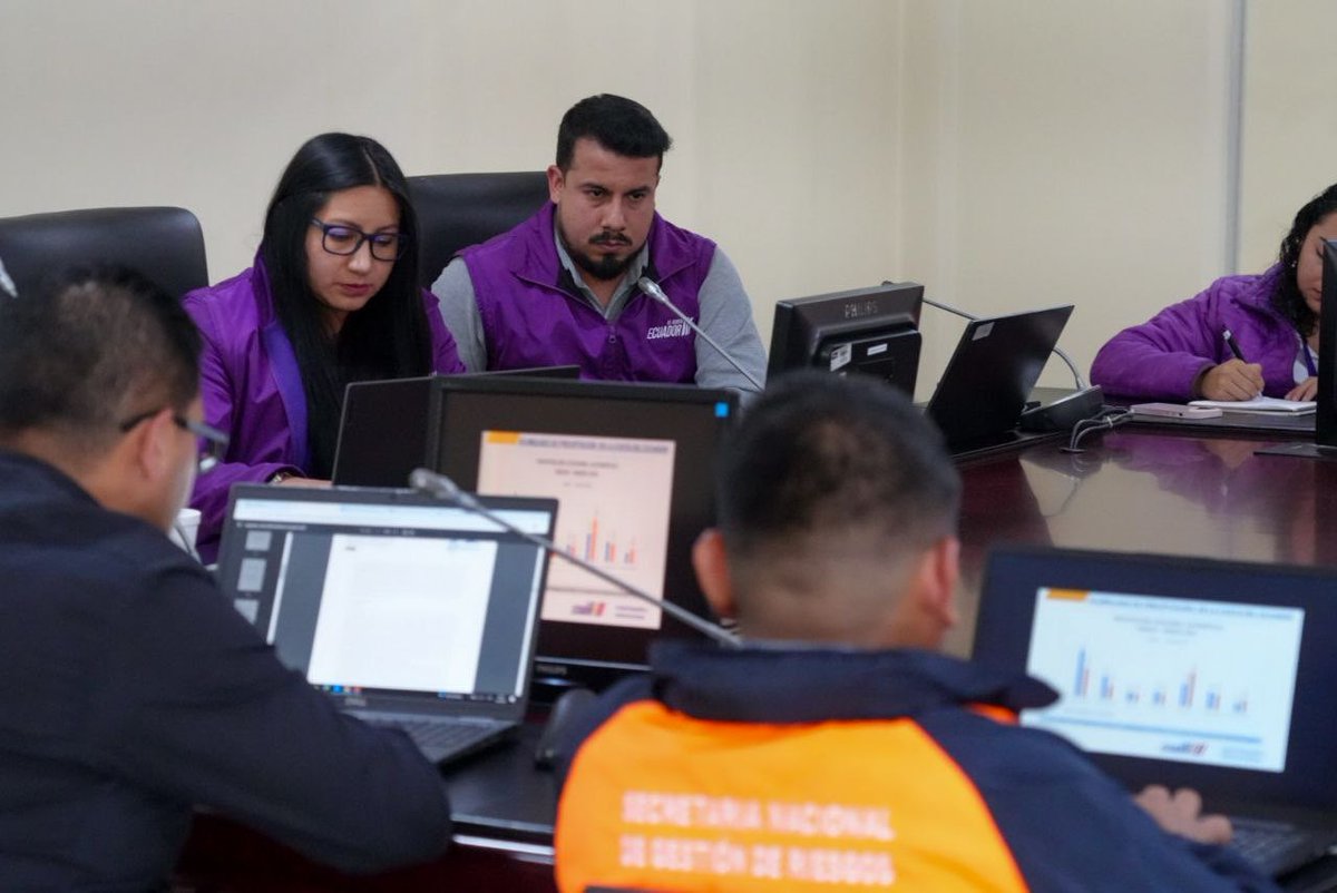 Riesgos_Ec's tweet photo. En el marco del fortalecimiento de la coordinación interinstitucional, se desarrolló una reunión con las Mesas Técnicas de Trabajo (MTT) y Grupos de Trabajo (GT) a nivel nacional.

Este espacio permitió analizar el nivel de preparación del Sistema Nacional Descentralizado de Gestión Integral del Riesgo de Desastres y reafirmar el compromiso de mantener reuniones periódicas para una respuesta más articulada.

#ElNuevoEcuador