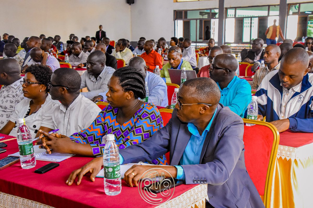 RTNBurundi's tweet photo. Renforcement des capacités administratives au Burundi

#Buhumuza : les responsables sectoriels appelés à passer de la théorie à l’action

La formation de deux jours destinée aux nouveaux responsables des différents secteurs de la  @BuhumuzaProvinc s’est clôturée ce 9 avril 2026.

Au cours de ces assises, les participants ont échangé sur les méthodes d’élaboration des plans d’action, le suivi de leur mise en œuvre ainsi que la production de rapports. Ils ont également entamé la rédaction des projets prioritaires qu’ils comptent développer dans leurs secteurs respectifs.

Les bénéficiaires de cette formation se disent satisfaits des acquis, soulignant qu’ils  leur permettront de mieux orienter leurs actions afin d’améliorer les performances dans l’exécution de leurs missions.

Le Chef du Gouvernement burundais insiste sur la responsabilité et les résultats

Dans ses interventions, le Premier ministre, Nestor Ntahontuye, a exhorté les responsables sectoriels à bien comprendre leurs responsabilités et à veiller à leur mise en application effective, les qualifiant de piliers du développement.

Il leur a également rappelé les principes directeurs à privilégier dans la planification, notamment : prioriser les actions à fort impact, les initiatives nécessitant peu de ressources mais générant des résultats significatifs, favoriser les projets à faible coût mais à fort effet de transformation, ainsi que ceux capables de produire des effets durables.

En conclusion, il a promis que le Gouvernement burundais est disposé à doter les bureaux récemment réhabilités en équipements nécessaires, tout en annonçant la mise à disposition prochaine des frais de fonctionnement.