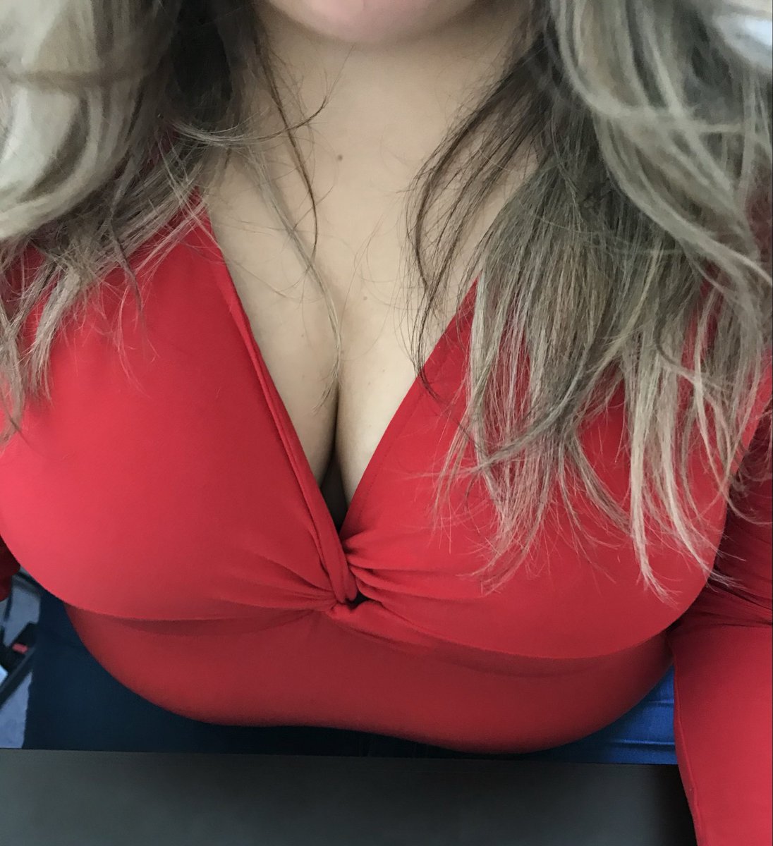 KittyAndToro's tweet photo. Love it when Kitty styles her hair so it falls over her big 38DD’s, drawing attention to her busty, natural cleavage. So fucking hot🍈🍈

#BustyNaturals #Cleavage #BigTits #HotWifeLifeEsposaTetona #BustyWife #Cougar #EsposaCaliente #HotWife #Tetas #Tits #BustyMILF #NaughtyWife https://t.co/DttyN1S9fp