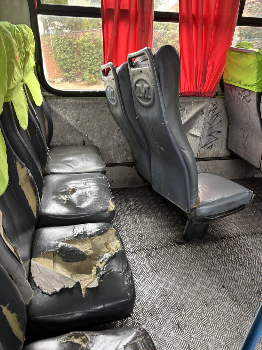 ithodiaz's tweet photo. Los usuarios merecen un transporte digno. Impresentable la calidad de las micros en Viña del Mar. @MTTChile @Gobernacionvalp @sitiodelsuceso @TTIValparaiso https://t.co/hZiV17rZfK
