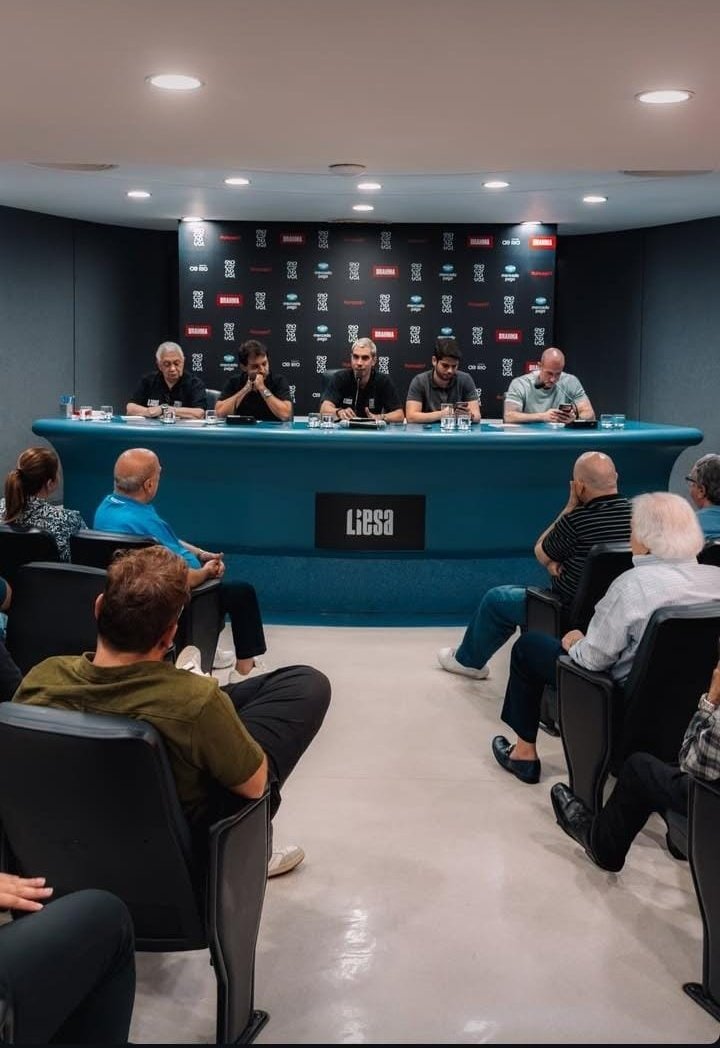 vozdosamba_'s tweet photo. ⚠️ TUDO DEFINIDO!

Após quase 3 horas de reunião entre a LIESA e o prefeito Cavaliere, ficou decidido que o Carnaval 2027 terá 12 escolas no Grupo Especial. A ampliação para 15 agremiações será feita de forma gradual: 1 escola cai para a Série Ouro e 2 sobem para a elite. https://t.co/R87JnoCrZL