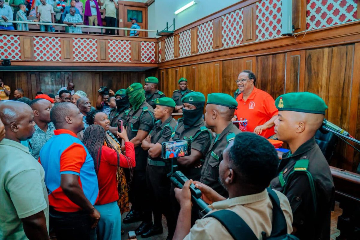 ChrissFundi's tweet photo. Wanakuogopa kwasababu ya misimamo yako hakika wewe ni kiongozi mwema sana

Umemaliza mwaka mmoja sasa tangu wakupe gesi ya uhaini.

Na bado hawana ushahidi. Sasa wameamua wakuweke tu Magereza bila kujali uhuru wako.

Wewe ni mshindi sana #FreeLissu https://t.co/csGEusMQUn