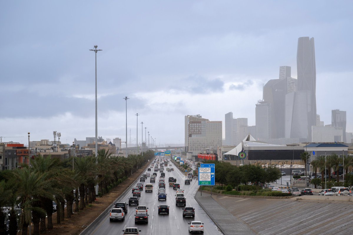 بحسب التوقعات الرسمية، أمطار متوسطة إلى غزيرة على معظم مناطق المملكة بدءًا من يوم غدٍ الجمعة وحتى الثلاثاء المقبل.