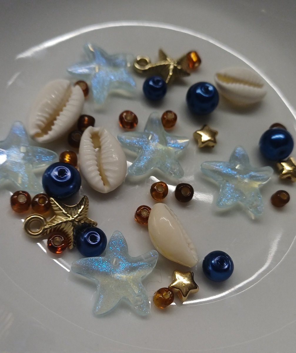 Working on a Spiri-themed hairwrap rn🤭💘🕸🌱💙