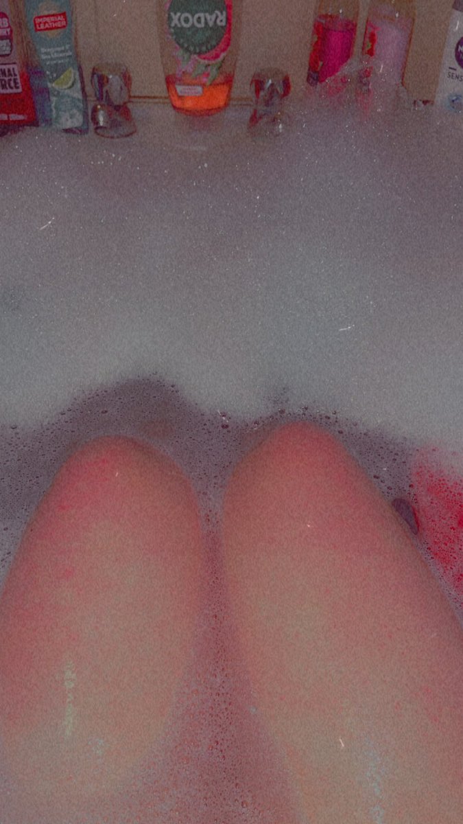 QueenKate_xx's tweet photo. Who’s ready to be drained? Uk pigs 🐷 come and oink for me 

• findom • findomuk • humanatm • humanwallet • nswftwt • 18+ • paypig • footworship • https://t.co/AREJRlussr