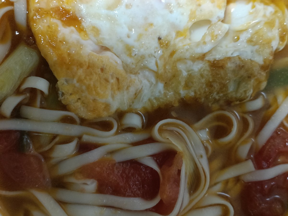 TerryClarke4's tweet photo. "Quick, cozy lunch: Creamy tomato soup + crispy garlic bread. Perfect for a busy weekday—warm, flavorful, done in 15 mins!  #QuickMeals #CozyEats" https://t.co/K5ExDfQb8p