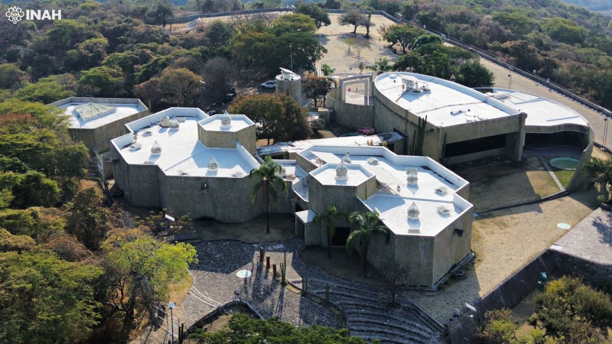 El vasto conocimiento de los antiguos xochicalcas se vio homenajeado con la creación de un recinto que se encarga de custodiar y difundir su legado prehispánico...

Conoce el Museo de Sitio de Xochicalco en nuestra #FotoDelDía: inah.gob.mx/foto-del-dia/m…

📸 José Cuahtli. #INAH