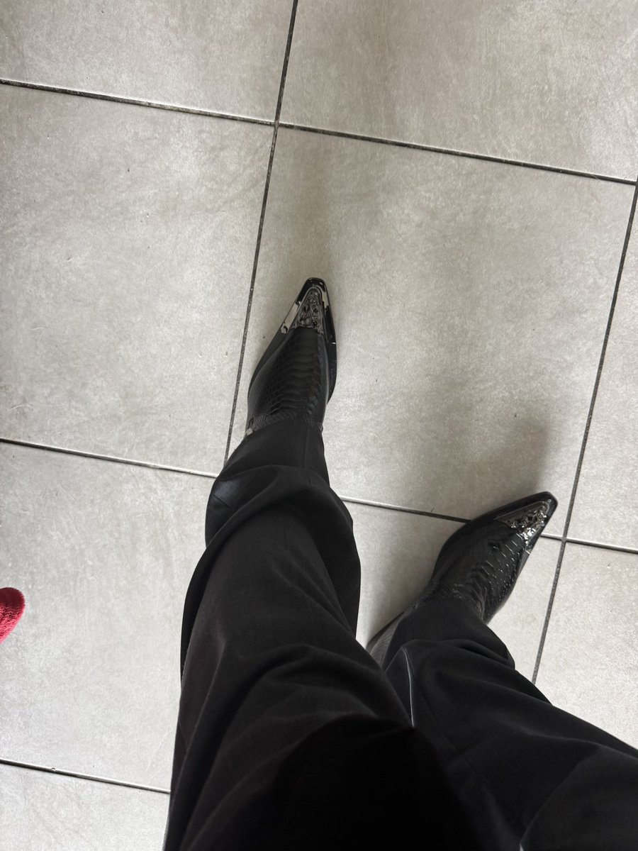 So, I missed celebrating it yesterday, but since I have an event tonight, I thought I would dress in honor of your favorite pop star and mine, in tribute, 
(Late) Happy Rex Manning Day! 💜💜💜💜
#rexmanningday