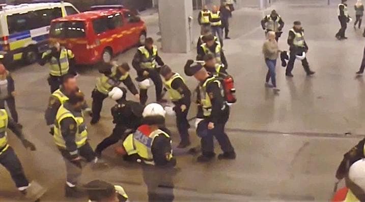 svartagulaAIK's tweet photo. På tal om ryggradslöst. Sjukdomsinsikten är obefintlig hos polismyndigheten. https://t.co/sSk4SonNNu
