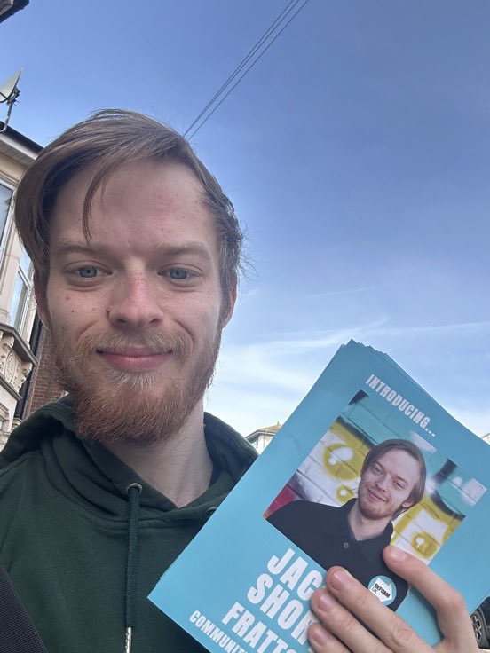 ReformDaily_'s tweet image. 🚪 Jacob Short out campaigning in Fratton as Reform Portsmouth’s candidate

Reporting fly-tipping to the council &amp;amp; Abri while on the doorstep - “Residents deserve better than this! It’s #TimeForReform”

May 7th - Vote Reform 🗳️

#ReformUK #Portsmouth #LocalElections